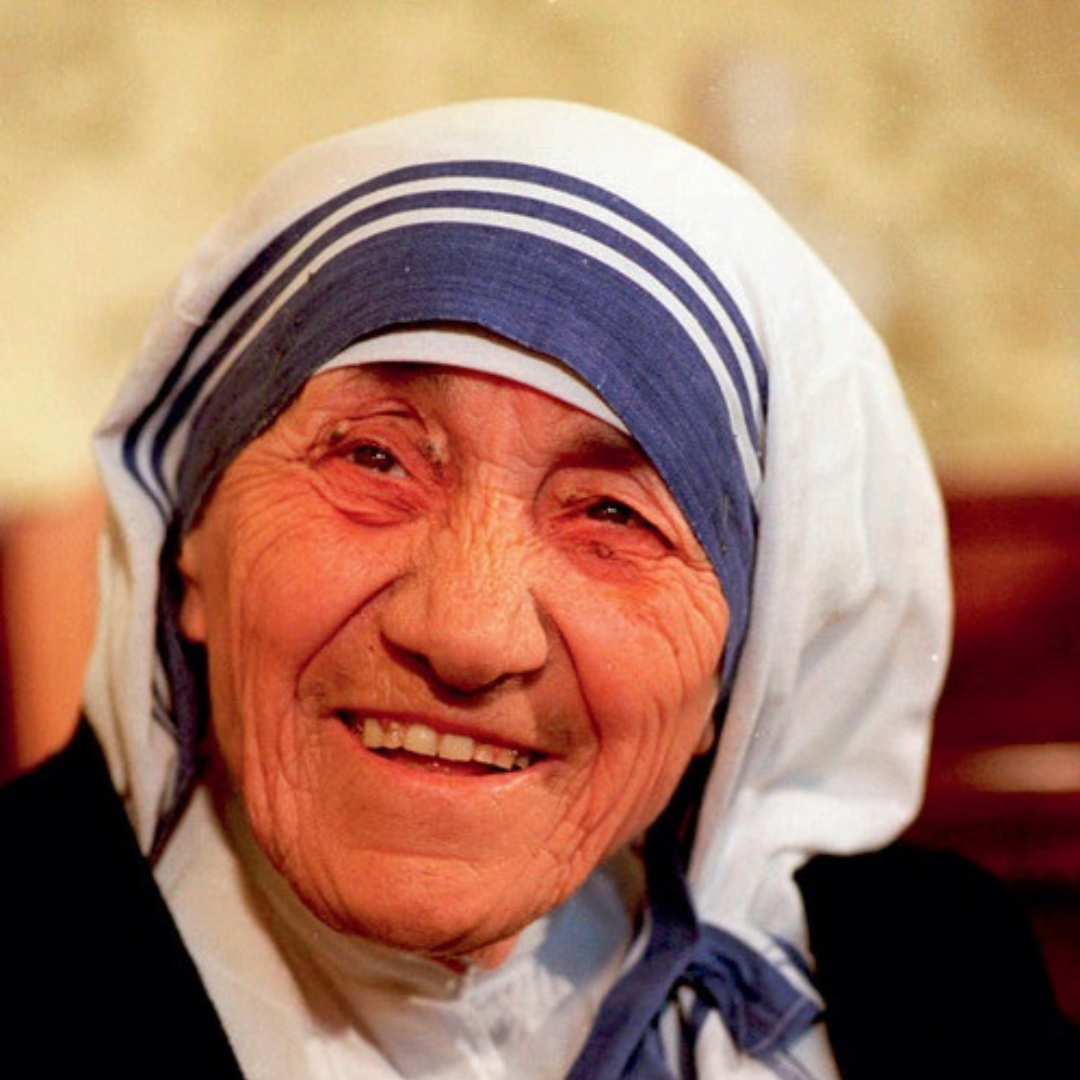 Ritratto di Santa Teresa di Calcutta, sorridente con il suo caratteristico sari bianco con bordi blu