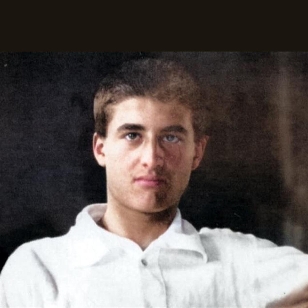 Primo piano di Pier Giorgio Frassati con espressione intensa e serena.